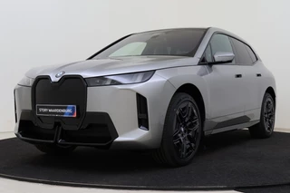 BMW iX xDrive45 M Sport / Panoramadak Sky Lounge / Trekhaak / M Multifunctionele Stoelen / Parking Assistant Professional / Comfort Access