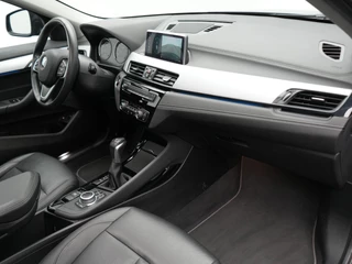 BMW X2 xDrive25e Sportline Plug In Hybrid 220pk Dealer O.H PHEV | Panodak | Adaptive Cruise | Camera | 18" L.M | Navi Pro | Lederen Bekleding | Sfeerverlichting | Keyless |