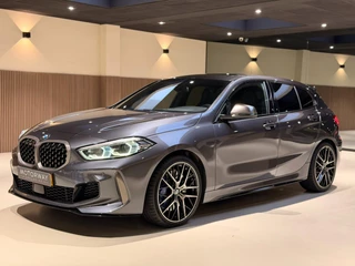BMW 1-serie M135i xDrive High Executive PANO|M-Sport|HarmanCardon|HUD|Carplay|Stoel&Stuur verwarming|Keyless|Virtual Dash|ACC