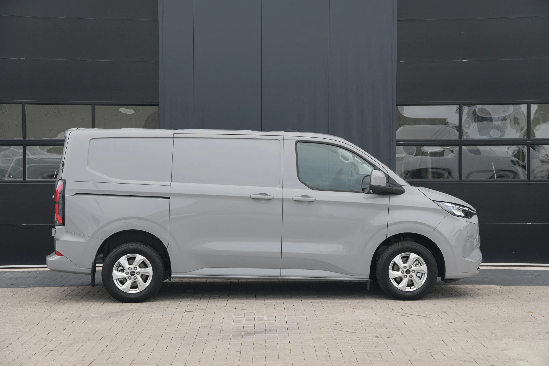 Hoofdafbeelding Ford E-Transit Custom