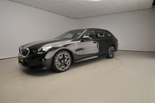 BMW i5 Touring eDrive40 | M-Sportpakket | LED | Leder | Navigatie | Active cruise | Trekhaak | Sportstoelen | DAB | Alu 20 inch