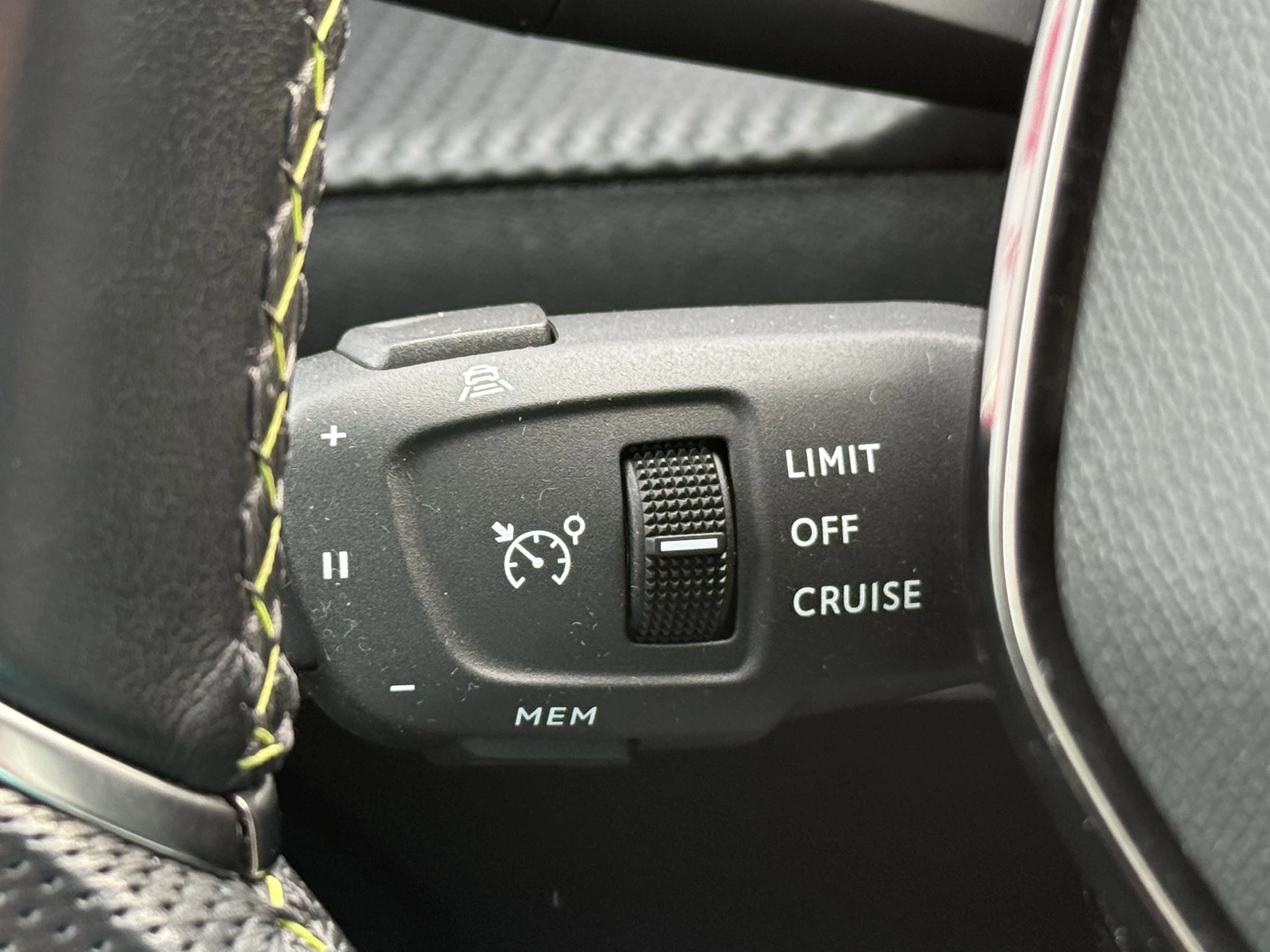 Hoofdafbeelding Peugeot e-2008