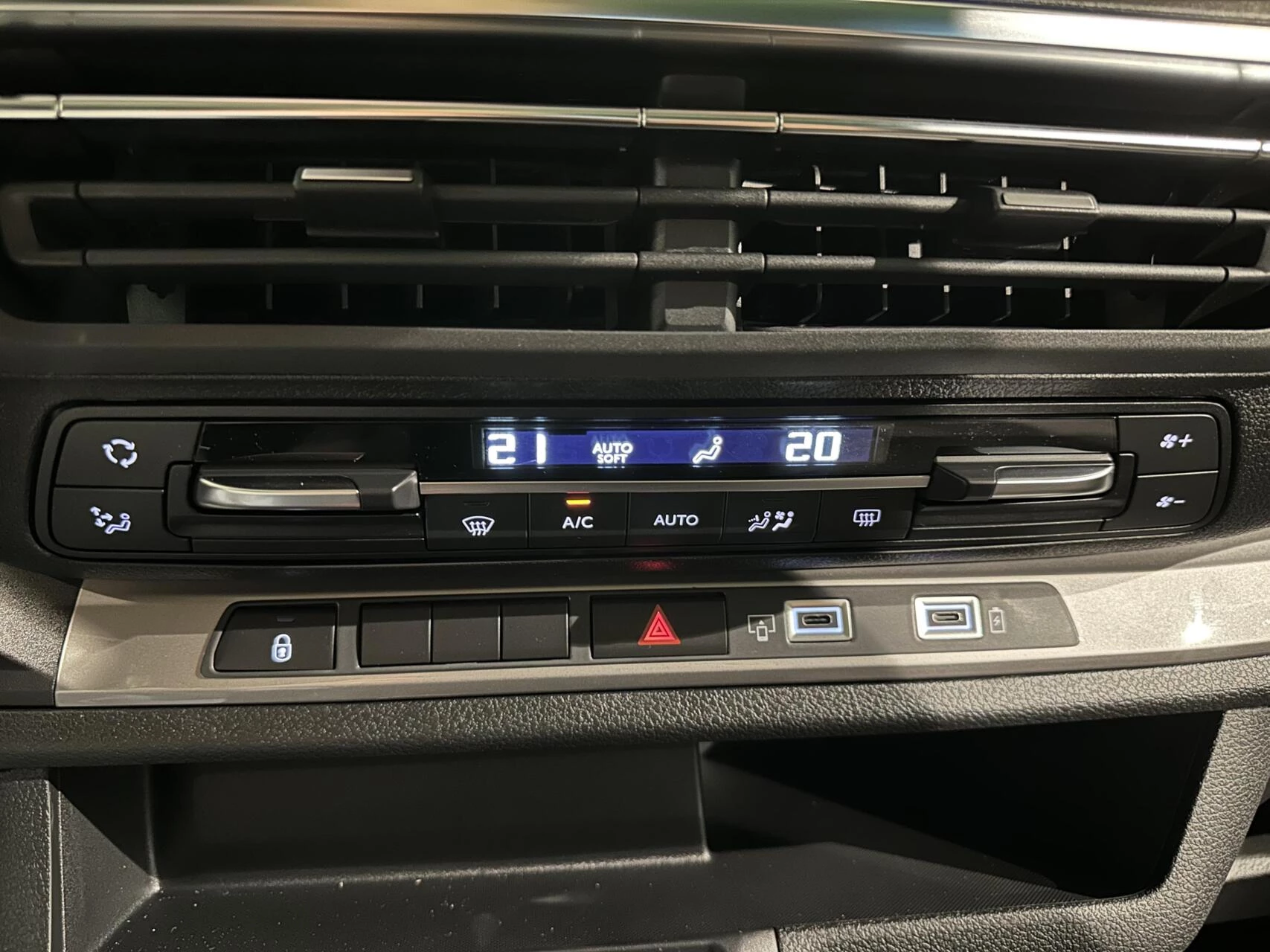 Hoofdafbeelding Peugeot e-Traveller