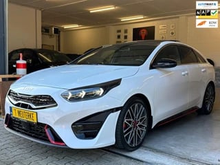 Hoofdafbeelding Kia ProCeed Kia ProCeed 1.6 T-GDi GT / PANO / CARPLAY / JBL / PARELMOER / KEYLESS / CAMERA / MEMORY / VOORRUIT VERWARMING