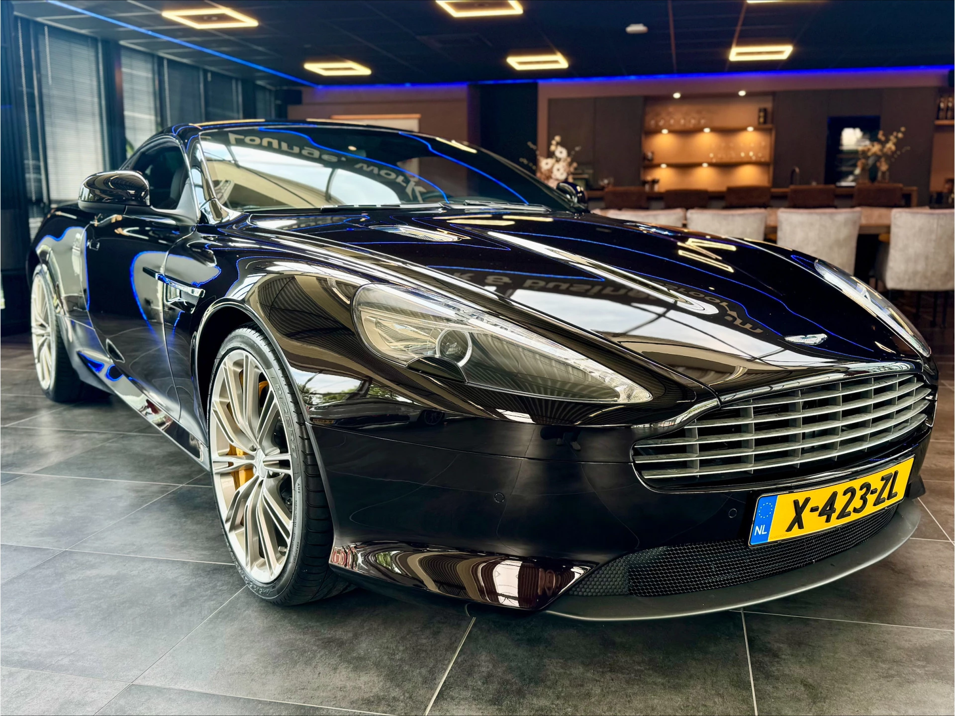 Hoofdafbeelding Aston Martin V12 Virage