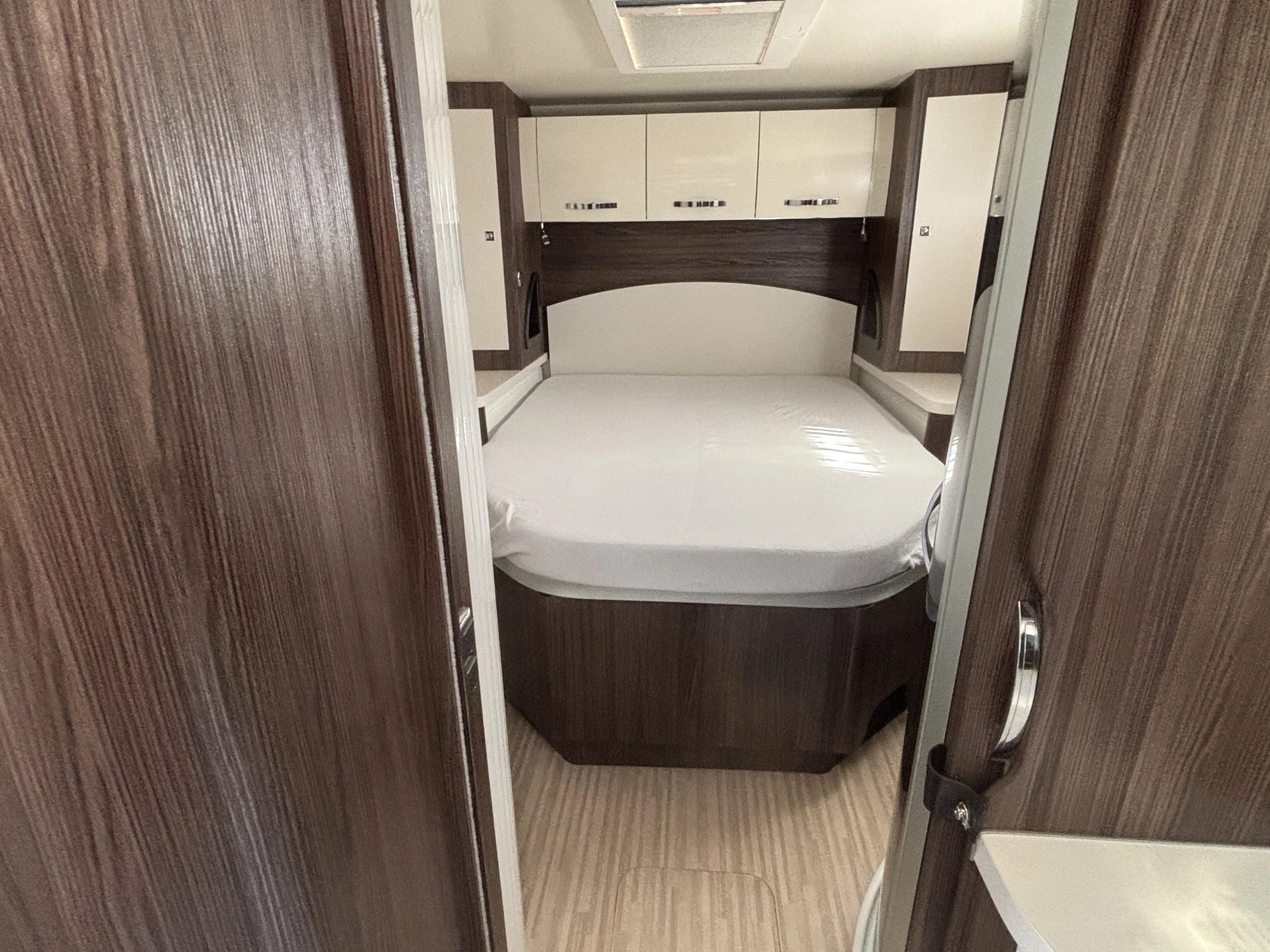 Hoofdafbeelding Benimar TESSORO 497 Automaat / Queensbed / Elektrische Hefbed / Leer / Constructsloten