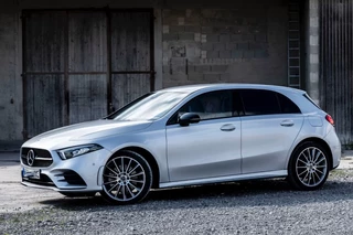 Mercedes-Benz A-Klasse 250 e AMG ** LED, MBUX+, 19-inch LMV, ADAPT. CRUISE, NIGHT PAKKET ** 1e EIG - UNFALLFREI - JUNGE STERNE ** ** INFORMEER OOK NAAR ONZE AANTREKKELIJKE FINANCIAL-LEASE TARIEVEN **