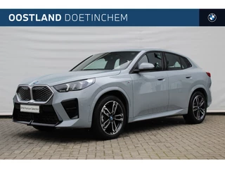 Hoofdafbeelding BMW iX2 BMW iX2 eDrive20 M Sport / Sportstoelen / Achteruitrijcamera / M Adaptief onderstel / Stoelverwarming / Parking Assistant