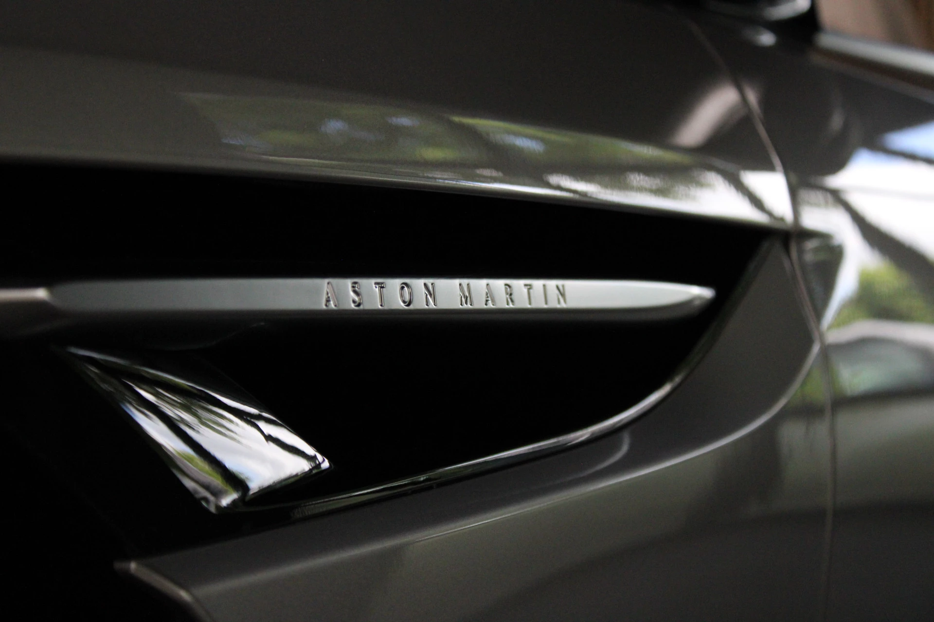 Hoofdafbeelding Aston Martin V8 Volante