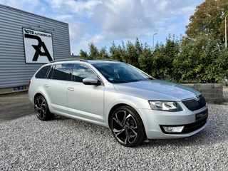 Hoofdafbeelding Škoda Octavia Škoda Octavia Combi TSI 6-Bak Ambition Navi|Cruis|PDC|Media Zilver