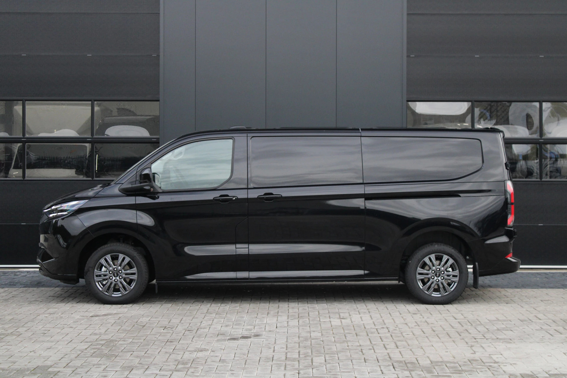 Hoofdafbeelding Ford E-Transit Custom