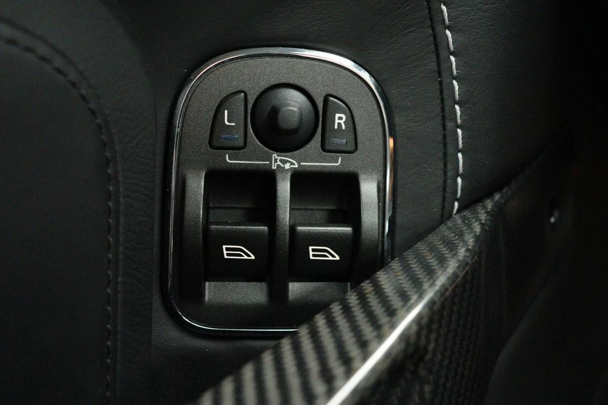 Hoofdafbeelding Aston Martin V12 Vantage