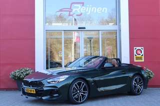 BMW Z4 Roadster sDRIVE 20i HIGH EXECUTIVE M-SPORT AUTOMAAT | M INTERIEURPAKKET  | M EXTERIEURPAKKET | M SPORTSTUUR | 19" VIJFDUBBELSPAAKS M SPORTWIELEN | NAVIGATIE | DRAADLOZE APPLE CARPLAY / ANDROID AUTO |  LEDER VERNASCA COGNAC | STOEL / STUUR VERWARMING | ACHTERUITRIJCAMERA | FULL LED KOPLAMPEN | SAFETY PAKKET | DODEHOEK DETECTIE | HARMAN KARDON |