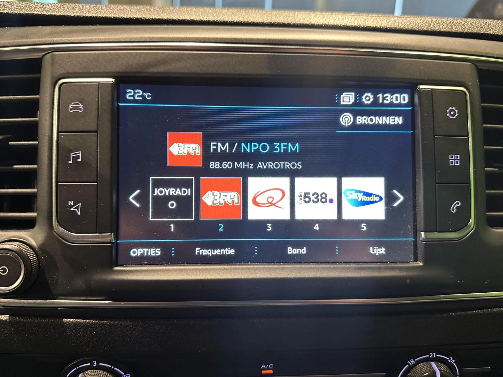 Hoofdafbeelding Peugeot Traveller