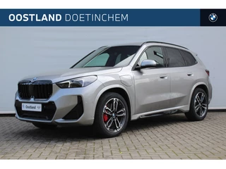 BMW X1 xDrive25e M Sport Automaat / Panoramadak / Trekhaak / Sportstoelen / M Adaptief onderstel / Head-Up / Adaptieve LED / Comfort Access / Parking Assistant Plus