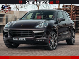 Porsche Cayenne 4.8 TURBO 519 PK | GARANTIE TOT 06-07-2027 | ONDERHOUDSHISTORIE AANWEZIG | LUCHTVERING | SCHERMEN ACHTER | 21 INCH PORSCHE WIELEN | BOM VOL | Porsche Exclusive Mahagoni metallic met Crimson Red leder.