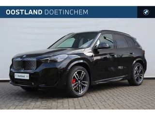 BMW iX1 eDrive20 High Executive M Sport Automaat / Panoramadak / Trekhaak / Sportstoelen / M Adaptief onderstel / Head-Up / Parking Assistant Plus / Comfort Access
