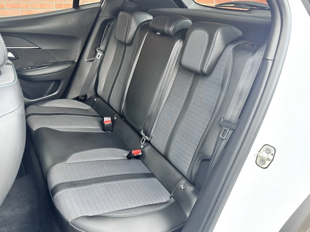 Hoofdafbeelding Peugeot e-2008