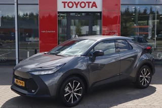 Hoofdafbeelding Toyota C-HR Toyota C-HR HYBRID 140 DYNAMIC NIEUW&DIRECT LEVERBAAR! ANDROID/APPLE AD-CRUISE PRIVACY-GLASS PARK-SENSOREN KEYLESS 18"LMV BLISS NL-AUTO