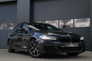 BMW 5-serie Touring 530e |M-SPORT| ShadowLine Panodak LaserLed Headup Leder LiveCockpit Trekhaak Sfeerverlicht Fabrieksgarantie 40000KM BJ2024