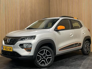 Hoofdafbeelding Dacia Spring Dacia Spring Comfort Plus (Orange Pack) 27 kWh|AIRCO|LEDER|CARPLAY|CRUISE CTRL|ACHTERUITRIJCAMERA|NAVI|PARKEERSENS|LMV|NIEUWSTAAT|