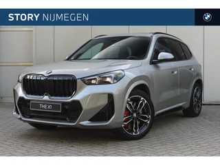 BMW X1 xDrive23i High Executive M Sport Automaat / Panoramadak / Trekhaak / Sportstoelen / Stoelverwarming / Parking Assistant Plus / Head-Up / Live Cockpit Professional
