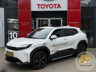 Hoofdafbeelding Toyota Urban Cruiser Toyota Urban Cruiser Executive 61 kWh JBL AUDIO PANORAMADAK 360 GRADEN CAMERA