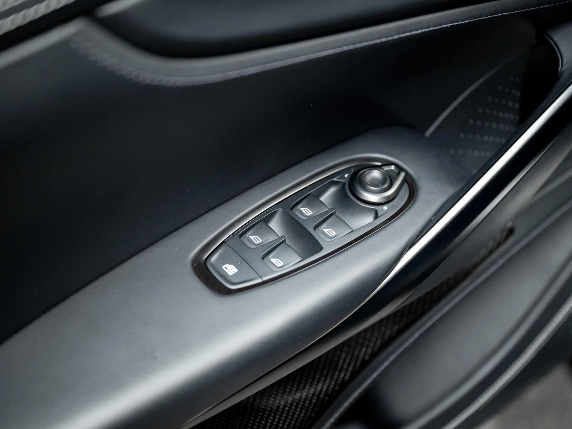 Hoofdafbeelding Aston Martin DBX