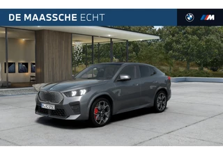 BMW iX2 eDrive20 / Panoramadak / Trekhaak / M Sportstoelen / Head-Up / M Adaptief onderstel / Parking Assistant Plus / Adaptieve LED
