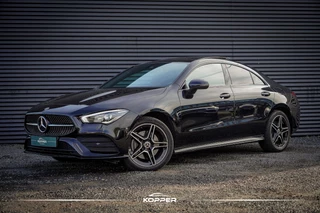 Hoofdafbeelding Mercedes-Benz CLA Mercedes-Benz CLA-klasse 250 e AMG Line Night / Pano / Sfeerverlichting
