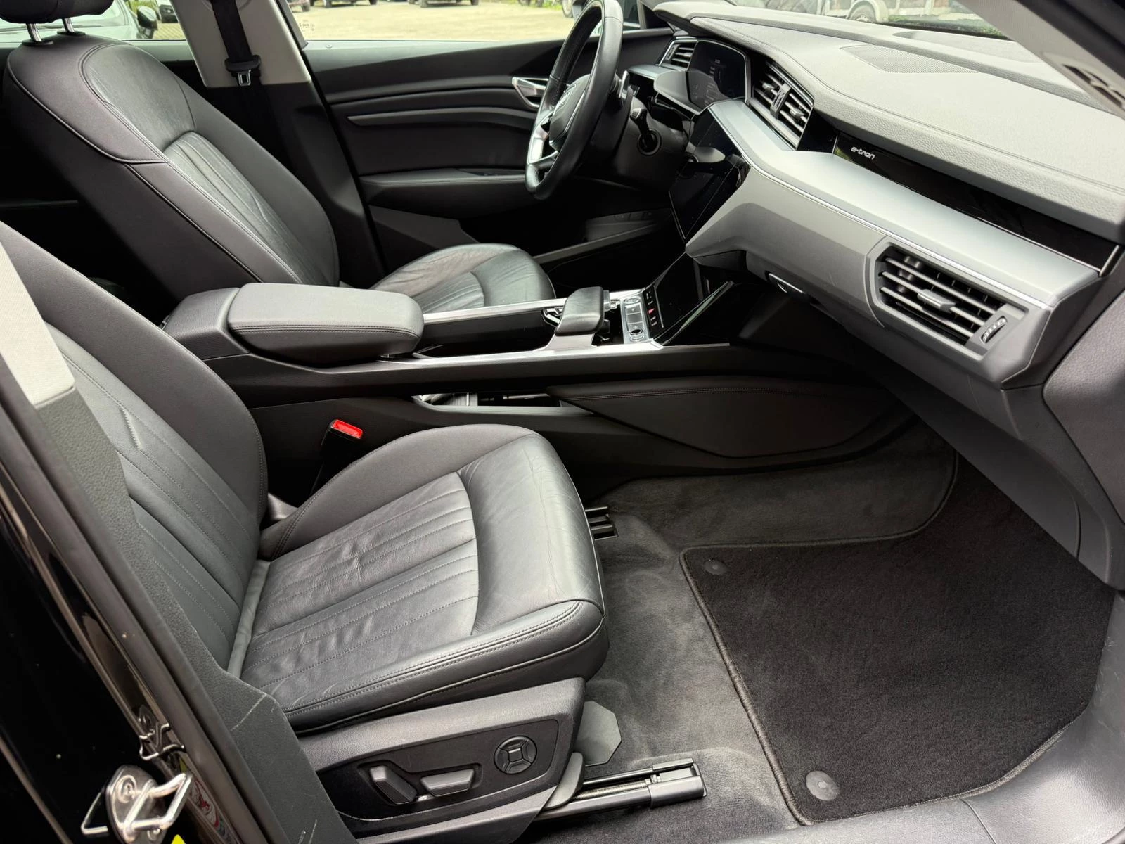 Hoofdafbeelding Audi e-tron
