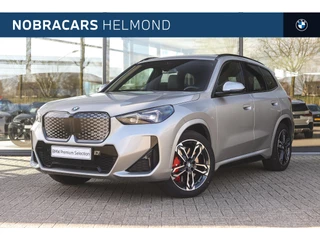 BMW iX1 eDrive20 M Sport / Trekhaak / Sportstoelen / Adaptieve LED / M Adaptief onderstel / Achteruitrijcamera / Comfort Access