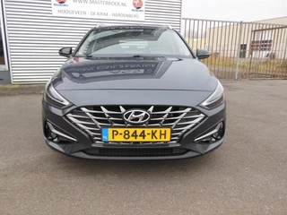 Hoofdafbeelding Hyundai i30 Hyundai i30 Wagon 1.5 T-GDi MHEV Premium Staat in Hoogeveen