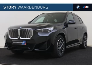 BMW iX1 eDrive20 M Sport / Panoramadak / Trekhaak / Sportstoelen / Achteruitrijcamera / Adaptieve LED / Comfort Access / M Adaptief onderstel