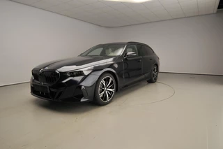 BMW 5 serie Touring 520i M Sportpakket Pro | Innovation Pack | Travel Pack | High Executive | Iconic Glow | Harman Kardon | Panoramadak | Trekhaak | Showroom Selection