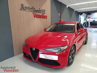 Hoofdafbeelding Alfa Romeo Giulia Alfa Romeo Giulia 2.0T Q2 Veloce|LSD|Leder dash|Carplay|Trekhaak