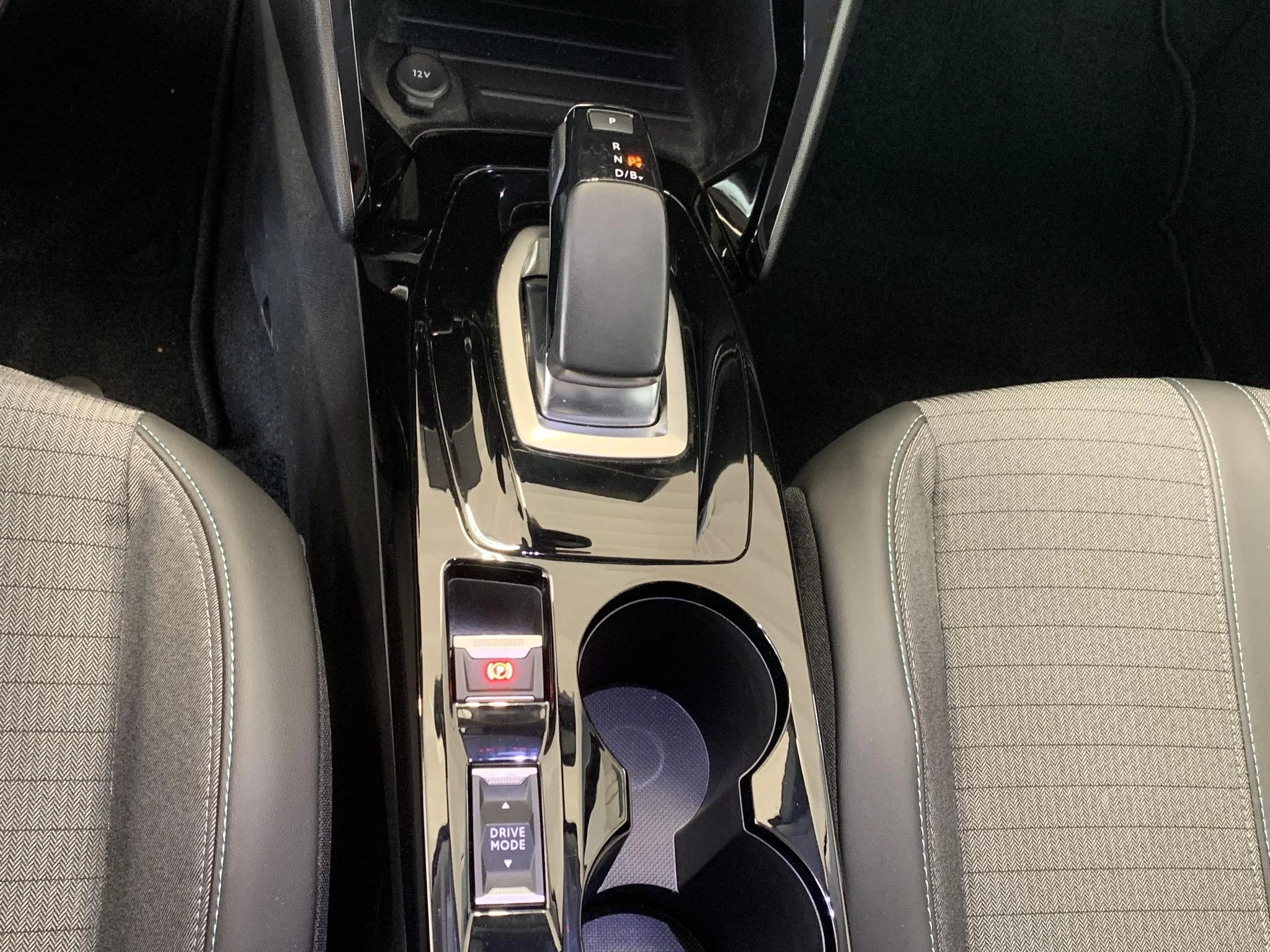 Hoofdafbeelding Peugeot e-2008