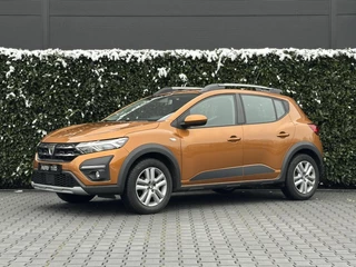 Hoofdafbeelding Dacia Sandero Stepway Dacia Sandero Stepway 1.0 TCe 90 COMFORT, AUTOMAAT, HOGE INSTAP, CARPLAY, CRUISE, CLIMATE CONTROL, PARKEERSENSOREN, ELEKTRISCHE RAMEN