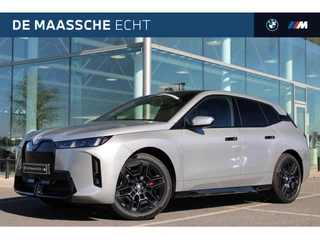 Hoofdafbeelding BMW iX BMW iX xDrive45 M Sport / Panoramadak Sky Lounge / Trekhaak / M Multifunctionele Stoelen / Soft-Close / Parking Assistant Professional / Active Steering