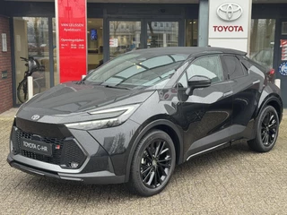 Hoofdafbeelding Toyota C-HR Toyota C-HR 2.0 PHEV BLACK EDITION MY2026 NIEUW DIRECT LEVERBAAR! STOEL/STUURVERW JLB-AUDIO EL-STOEL 19'' LM-VELGEN BLIND SPOT EL-ACHTERKLEP HEAD-UP NAVI APPLE/ANDROID