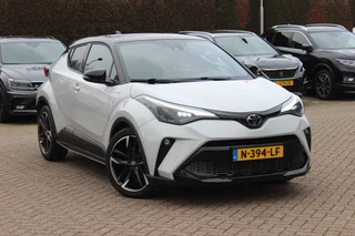 Toyota C-HR 1.8 Hybrid GR-Sport / Camera / JBL / Keyless / Leder&Alcantara / 19'' / CarPlay / Navigatie / Stoelverwarming / Dodehoek / DAB / ACC