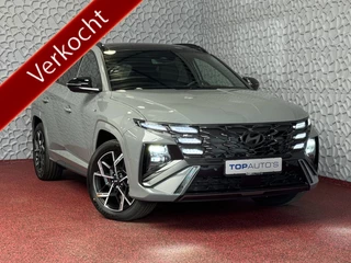 Hyundai Tucson NIEUWE AUTO 1.6 T-GDI PHEV 252PK 4WD N-LINE SKY PANO. 360.CAMERA SMART.PARK ELEK.KLEP ELEK.STOEL/GEHEUG.VERWARMD SUBWFR 19''LMV ZWARTE HEMEL HEADUP STOELKOELING STUURVERW. PLUG IN HYBRIDE - 5 JAAR GARANTIE 4X4 
