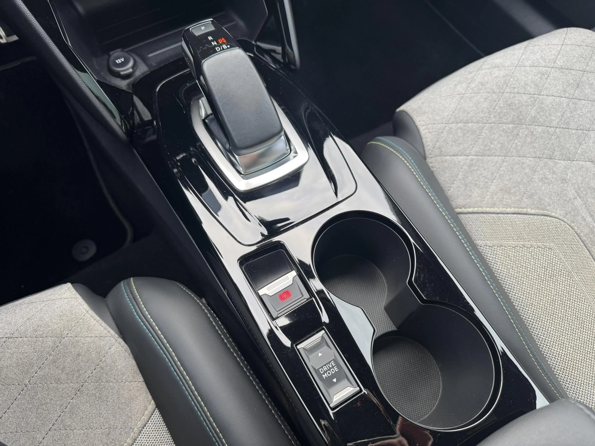 Hoofdafbeelding Peugeot e-2008