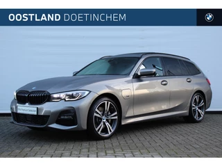 Hoofdafbeelding BMW 3 Serie BMW 3 Serie Touring 330e High Executive M Sport Automaat / Panoramadak / Trekhaak / Sportstoelen / Laserlight / Achteruitrijcamera / LED / Head-Up / Stoelverwarming