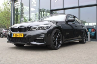 BMW 3 Serie 320i M Sport / Automaat / Zwart / Schuif kantel dak