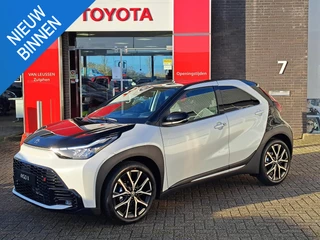 Toyota Aygo X Hybrid 115 GR Sport NIEUW IN DE SHOWROOM DIRECT LEVERBAAR 18'' LM-VELGEN PDC STOELVERWARMING AD-CRUISE