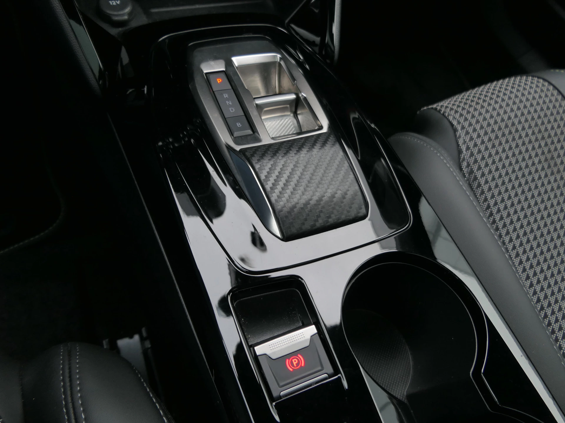 Hoofdafbeelding Peugeot e-2008