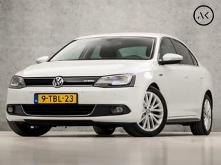 Hoofdafbeelding Volkswagen Jetta Volkswagen Jetta 1.4 TSI Hybrid Highline 150Pk Automaat (NAVIGATIE, CLIMATE, STOELVERWARMING, BI-COLOR, GETINT GLAS, SPORTSTOELEN, PARKEERSENSOREN, CRUISE, XENON, NIEUWSTAAT)