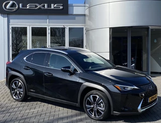 Hoofdafbeelding Lexus UX Lexus UX 250h Preference Line NL-AUTO NAVI BLIND SPOT PARKEERSENSOREN SMART-ENTRY APPLE CARPLAY