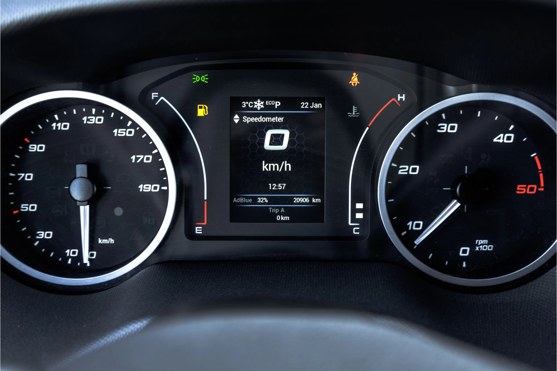 Hoofdafbeelding Iveco 35C16 | 3.0L |  Bakwagen met Laadklep | N1 | Automaat | Cruise | Navi |  3-Zits